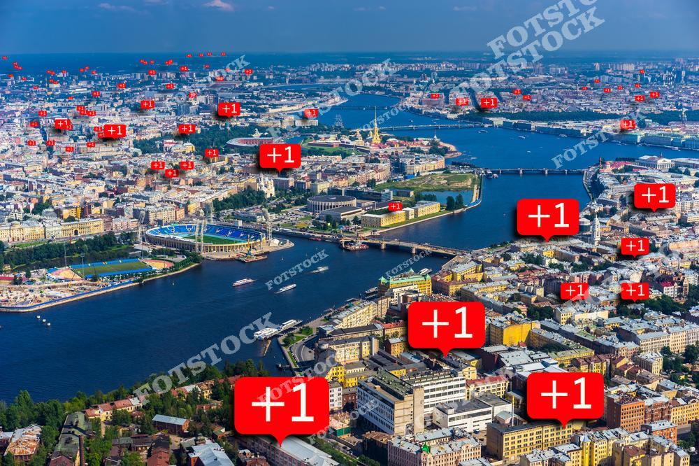 Фотография Санкт-Петербурга с панорамным видом на город с высоты в летний день. На изображении показан городской план с отметками популярных мест, достопримечательностей и точек интереса, используемых пользователями социальных сетей. Снимок передает атмосферу современного Петербурга, где историческая архитектура и городская инфраструктура сочетаются с цифровыми технологиями и социальными проектами. Панорама позволяет увидеть улицы, набережные и центральные районы северной столицы России, подчеркивая масштаб города и его туристическую привлекательность. Изображение отлично подойдет для публикаций о городской среде, туристических маршрутах, социальных инициативах и современных технологиях в Санкт-Петербурге.